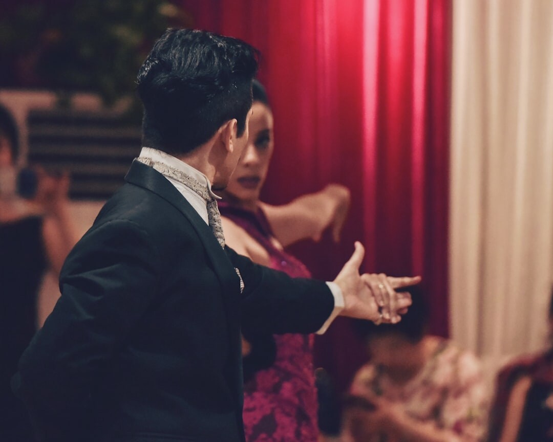 celebrity couple arguing at event